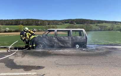 Gasbetriebener Bus fängt Feuer