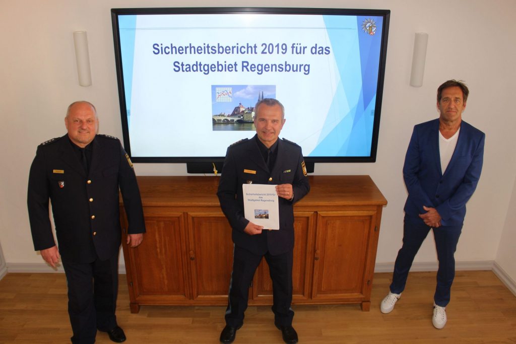 von links nach rechts: Erster Polizeihauptkommissar Ludwig Stegerer, Leitender Polizeidirektor Gerhard Roider und Leitender Kriminaldirektor Harald Wiesenberger Foto: Polizei