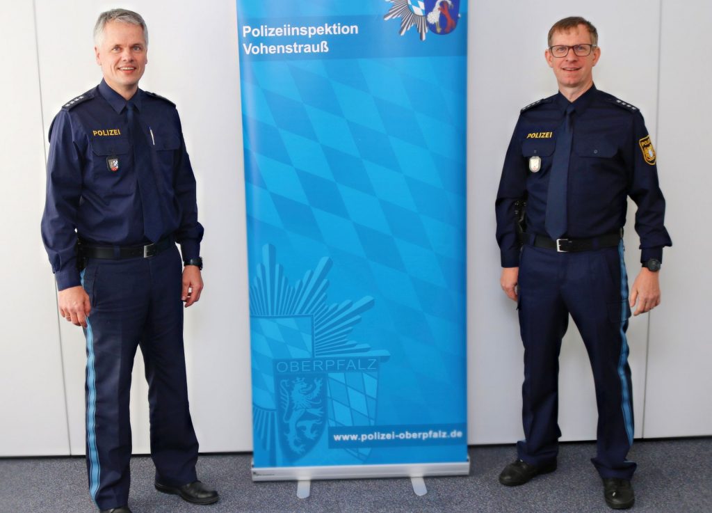 Bild im Anhang: PHK Thomas Meiler (links) begrüßt seinen Nachfolger PHK Thomas Mikolei (rechts)  Foto: PI Vohenstrauß