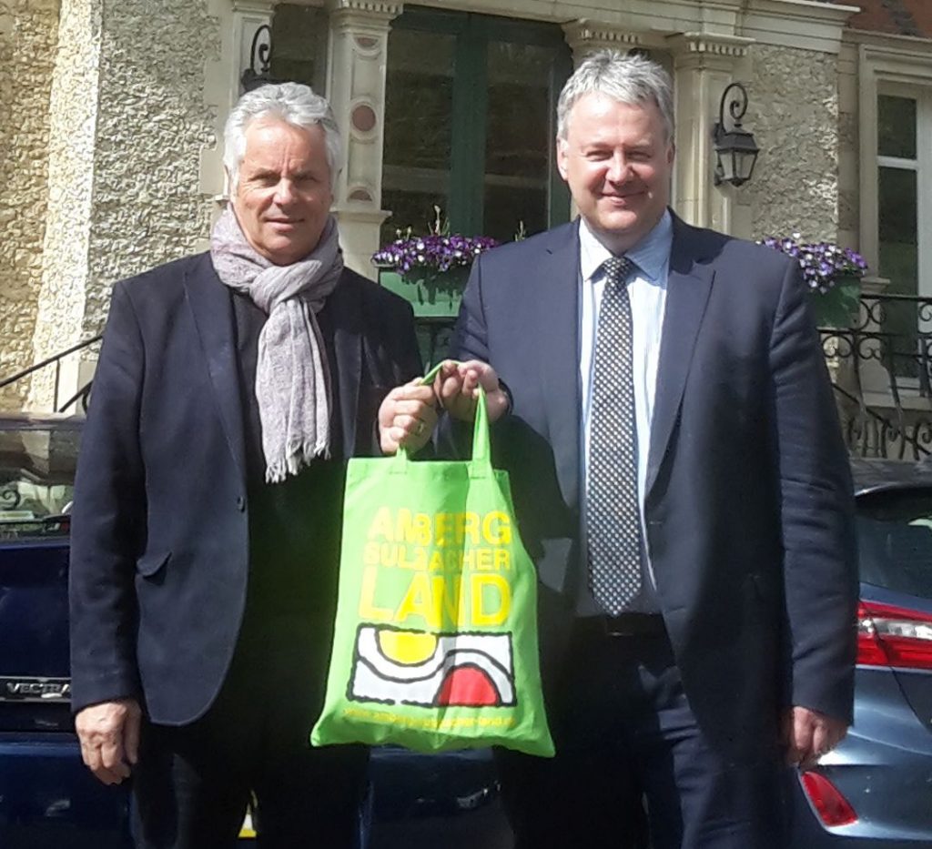 Bilder wie diese vom Treffen von Daniel Morin mit Landrat Richard Reisinger (v.li.) im April 2019 lassen noch etwas auf sich warten. Ein Wiedersehen ist nun erst für kommendes Jahr geplant.  Foto: Christine Hollederer (Archiv)