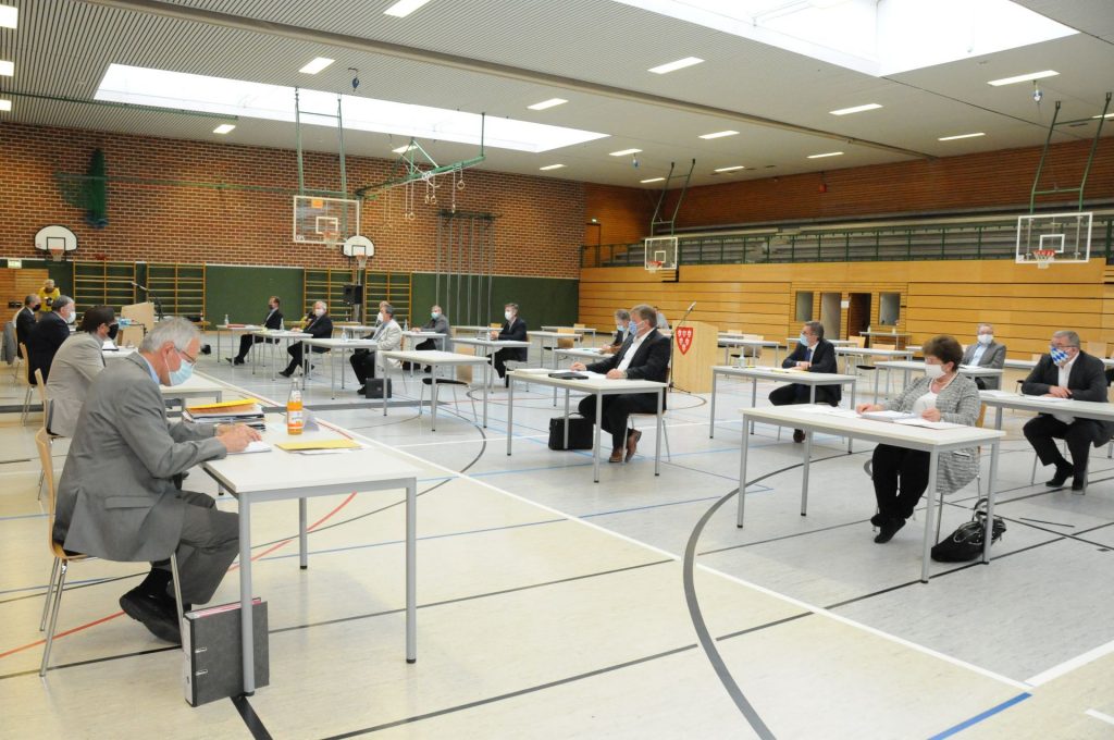 Aufgrund der Corona-Pandemie tagte unter strengen Hygieneauflagen erstmals ein Ferienausschuss des Landkreises Amberg-Sulzbach. Als Kulisse diente die Turnhalle der Krötenseeschule in Sulzbach-Rosenberg. Fotos Christine Hollederer