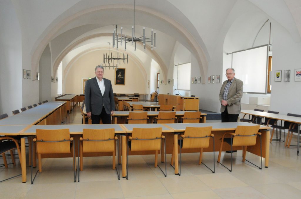 v.li.: Landrat Richard Reisinger und Wolfgang Hirmer, der Leiter des Hauptamtes, im König-Ruprecht-Saal des Landratsamtes Amberg-Sulzbach. In Zeiten von Corona ist der Saal zu klein, deshalb wird in die Turnhalle der Krötenseeschule in Sulzbach-Rosenberg ausgewichen. Foto: Christine Hollederer