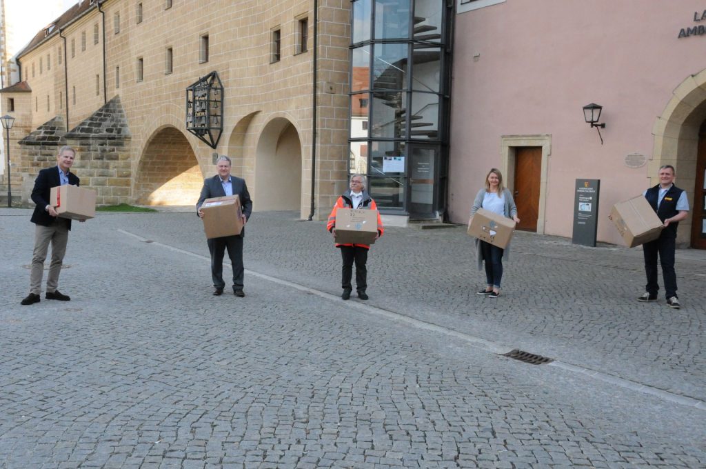  In jedem dieser Pakete befinden sich wertvolle FFP2- und Mund-Nasen-Schutz-Masken, die an Senioren- und Pflegeheime im Landkreis verteilt werden. Von links: Dr. Werner Conrad, Landrat Richard Reisinger, Versorgungsarzt Dr. Michael Scherer sowie die Fachberater von BRK und ASB, Joanna Sladki und Andreas Brunner. Foto: Christine Hollederer