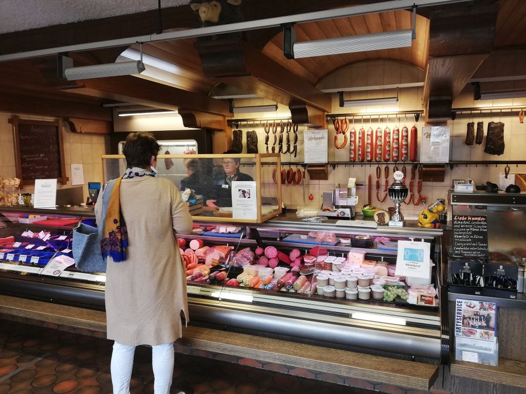 Große Vielfalt und traditionelle Verbundenheit zeichnet die hiesigen Metzgereigeschäfte aus. Weil sie die Bevölkerung mit Lebensmitteln versorgen, sind sie ebenso wie Bäckereien systemrelevant. Foto Metzgerei Hirsch und Metzgerinnung