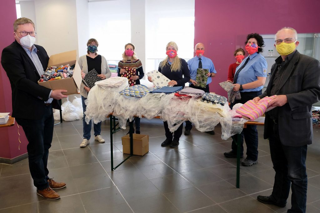 Oberbürgermeister Michael Cerny (links) und Josef Singer (rechts) in der Koordinationsstelle für die Stoffausgabe und Entgegennahme der fertigen Gesichtsmasken.