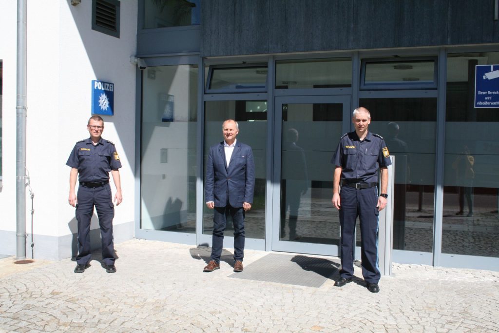 Der Leiter der Polizeiinspektion Bad Kötzting, Erster Polizeihauptkommissar Stephan Gürster (rechts) begrüßt seinen neuen Stellvertreter, KHK Werner Linhart (Mitte) und verabschiedet PHK Josef Weindl (links) oto: PI Bad Kötzting