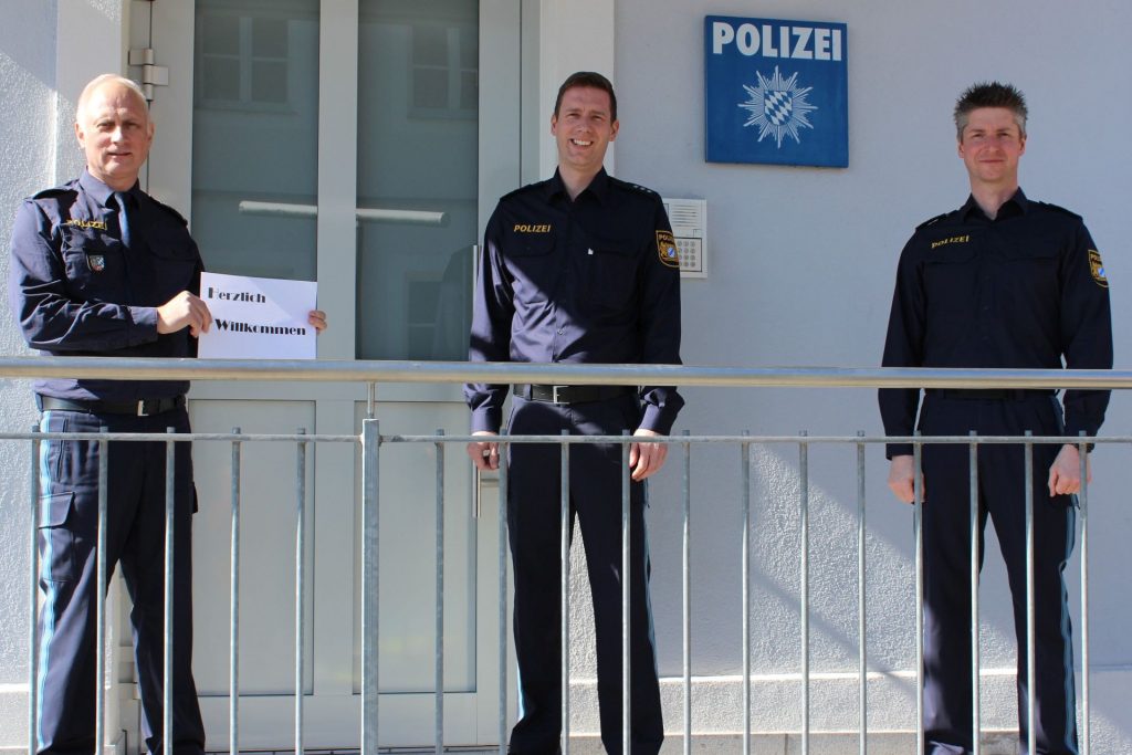 Der Leiter der Polizeiinspektion Cham, Erster Polizeihauptkommissar Alfons Windmaißer (links) begrüßt seinen neuen Stellvertreter, PHK Stefan Amann (mitte) und verabschiedet PHK Stefan Fischer (rechts)  Foto: PI Cham   