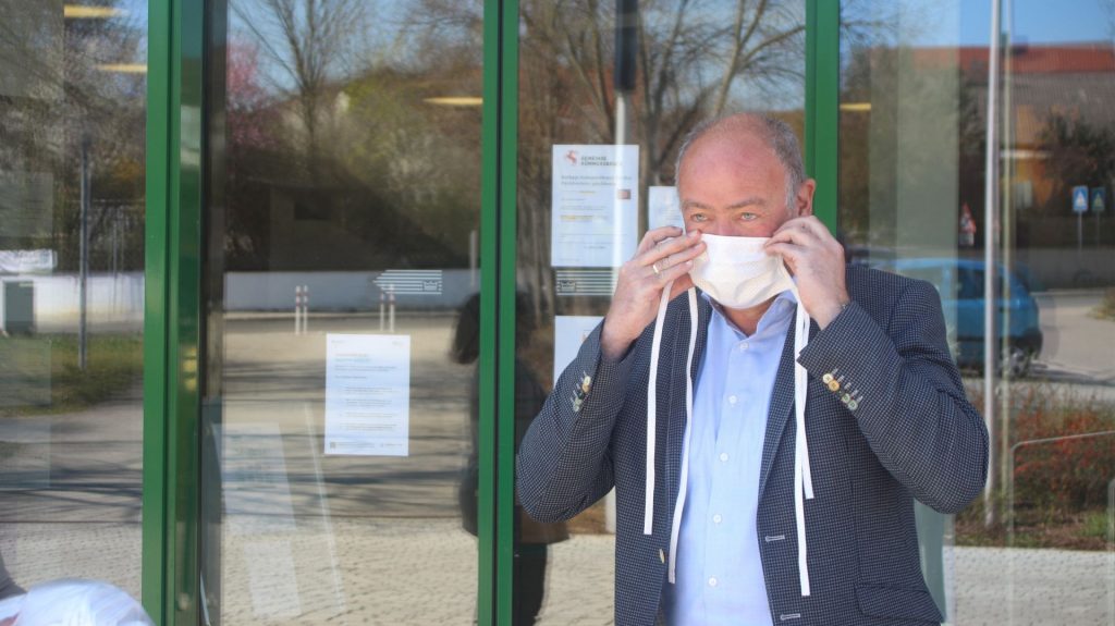 Bürgermeister Roland Strehl testet die Mund-Nase-Maske Foto: Pressedienst Wagner