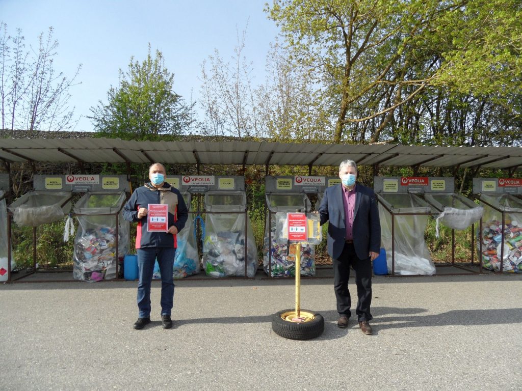 Landrat Richard Reisinger und Robert Graf vom Abfallwirtschaftsamt machen es vor. Ab Montag gilt auf allen Wertstoffhöfen im Landkreis Amberg-Sulzbach für Mitarbeiter und Anlieferer strenge Maskenpflicht. Der Zuritt ist dann nur noch mit Schutzmasken erlaubt. Foto: Stephan Schwarzenberger