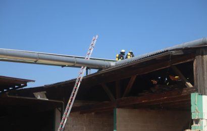 Die Feuerwehr bekämpfte den Schwelbrand von allen Seiten Foto: Pressedienst Wagner