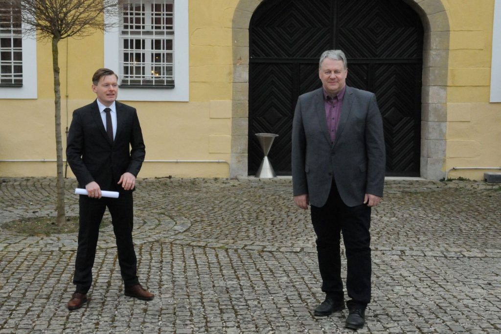 Landrat Richard Reisinger stattet dem neuen Leiter des Bergbau- und Industriemuseum Ostbayern (BIMO)/Kultur-Schloss Theuern, Dr. Martin Schreiner, zu dessen Jubiläum einen Besuch ab. Die Distanz täuscht und ist dem Coronavirus geschuldet, der Landrat und der Museumsleiter haben einen engen Draht zueinander. Foto: Martina Beierl