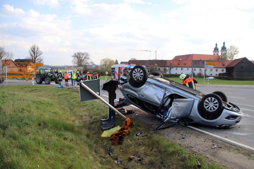 Der Opel kam auf dem Dach zum Liegen Foto: Oberpfalz Aktuell