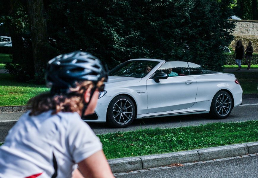 Pkw-Fahrer attackiert Radfahrer