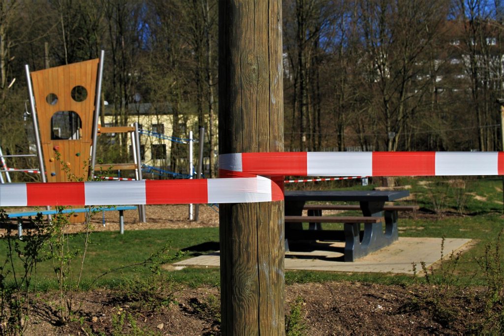 Symbolbild: Wegen Corona gesperrter Spielplatz