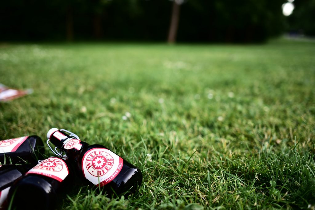 Symboldbild; Bierflaschen im Park