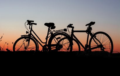 Auf Terrasse abgestellte Fahrräder angegangen