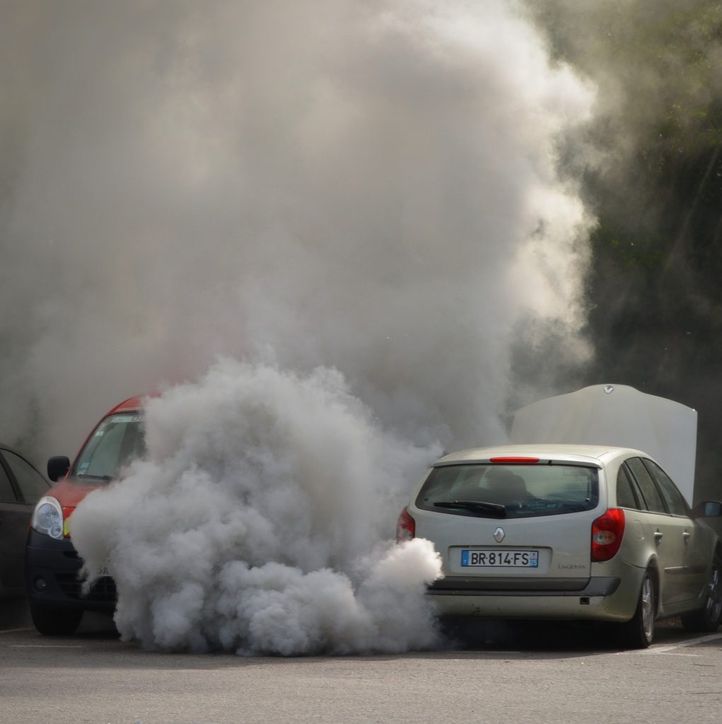 Symbolbild: Qualmendes Auto