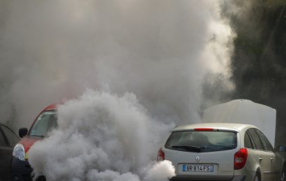 Qualmender Pkw mit alkoholisierten Fahrer am Straßenrand