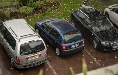 Schleudernder Pkw beschädigt geparktes Fahrzeug