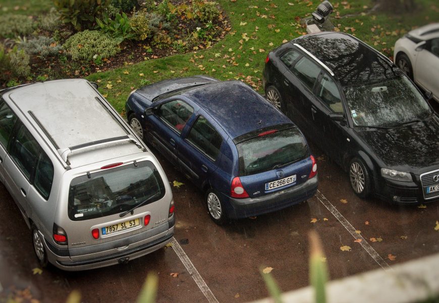 Schleudernder Pkw beschädigt geparktes Fahrzeug