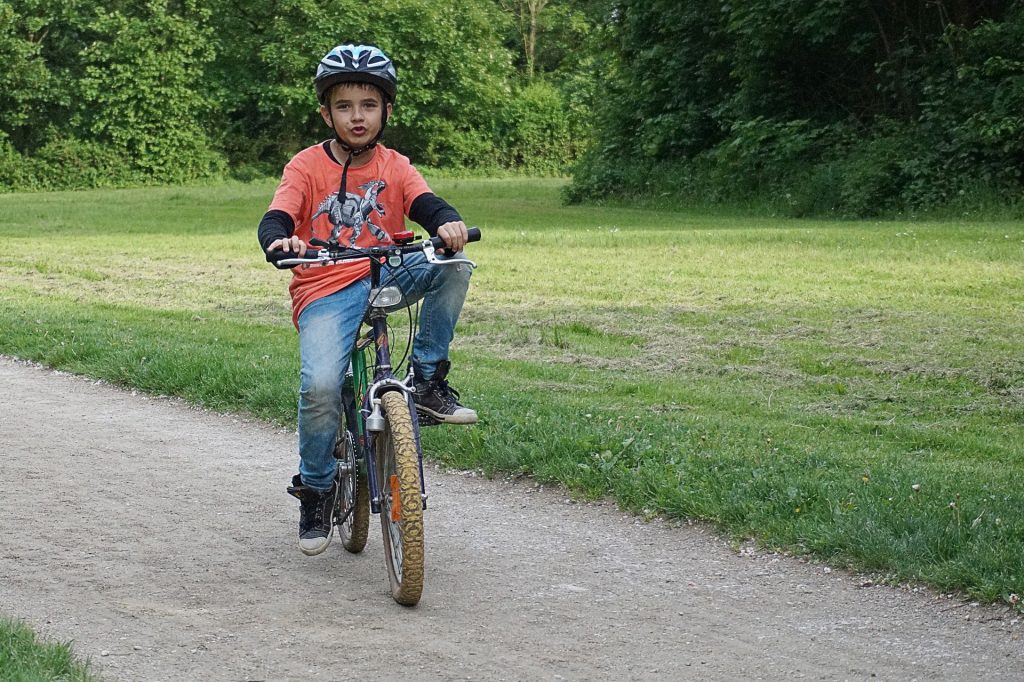 Symbolbild: Kind mit Fahrradhelm
