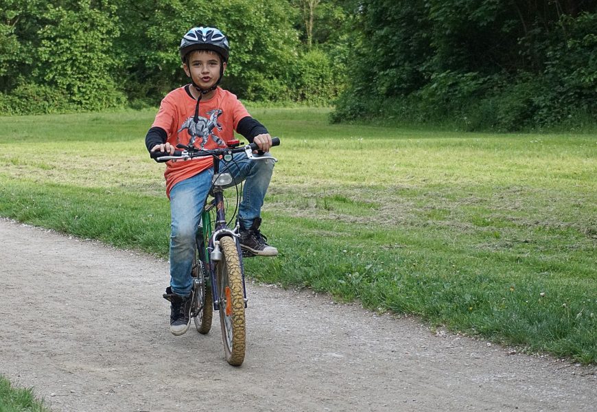 4-jähriger stürzt mit Fahrrad und verletzt sich schwer