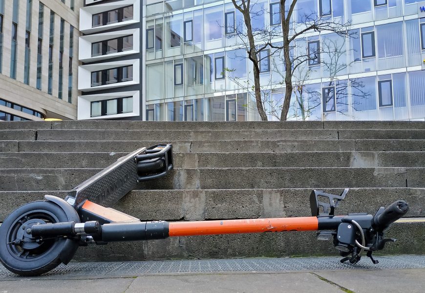 Beim Abbiegen E-Scooter übersehen