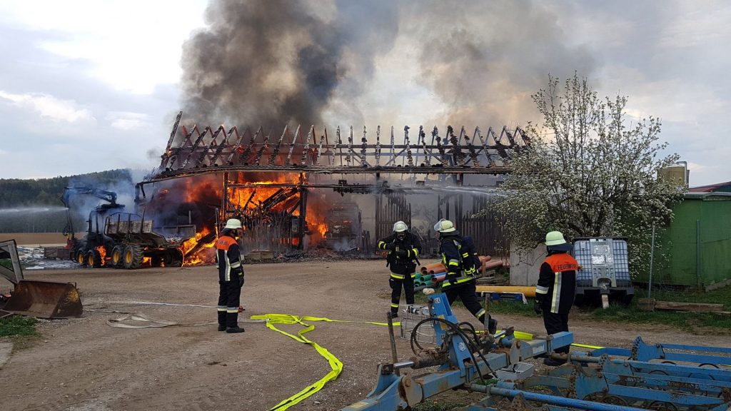 Die Scheune brannte völlig nieder Foto: Feuerwehr Kastl