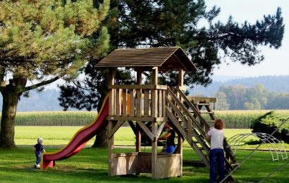 Trio kifft am Spielplatz in Krondorf