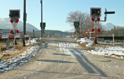 Gülletransport kollidiert mit Güterzug