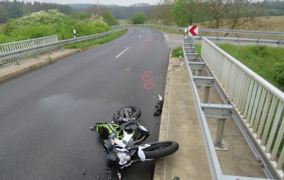 Junger Kradfahrer verliert die Bodenhaftung und stürzt