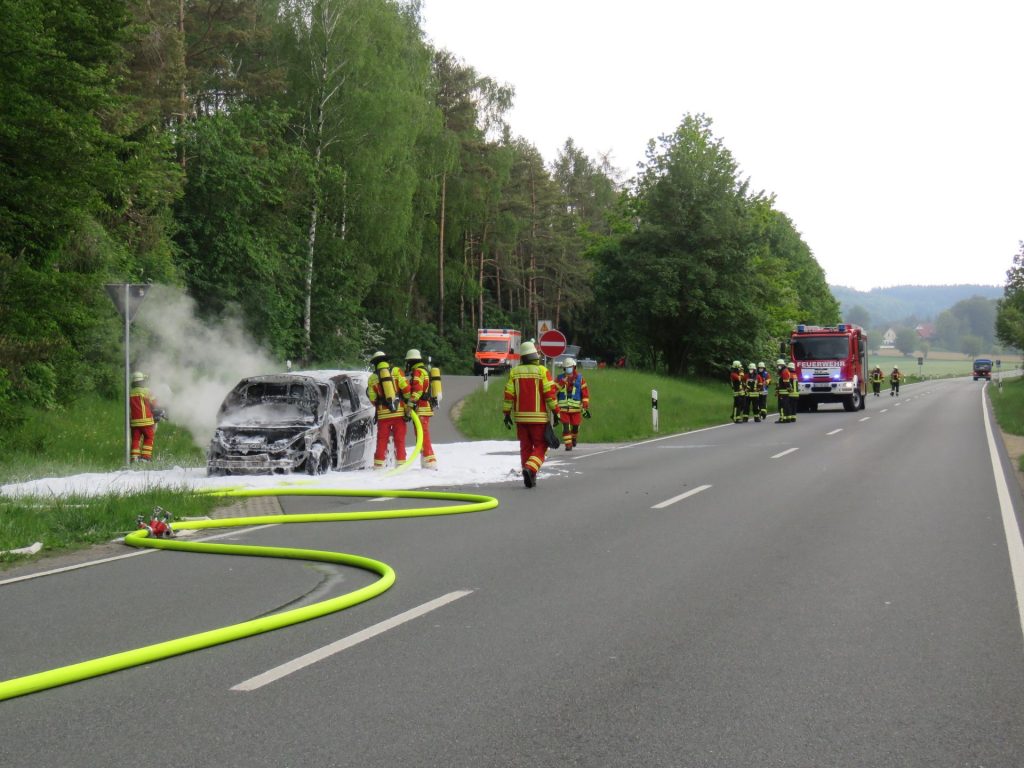 Brandauslöser dürfte nach den bisherigen Ermittlungen ein technischer Defekt an dem 14Jahre alten Fahrzeug gewesen sein Foto: Polizei