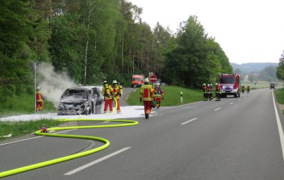 Pkw-Brand auf dem Autobahnzubringer