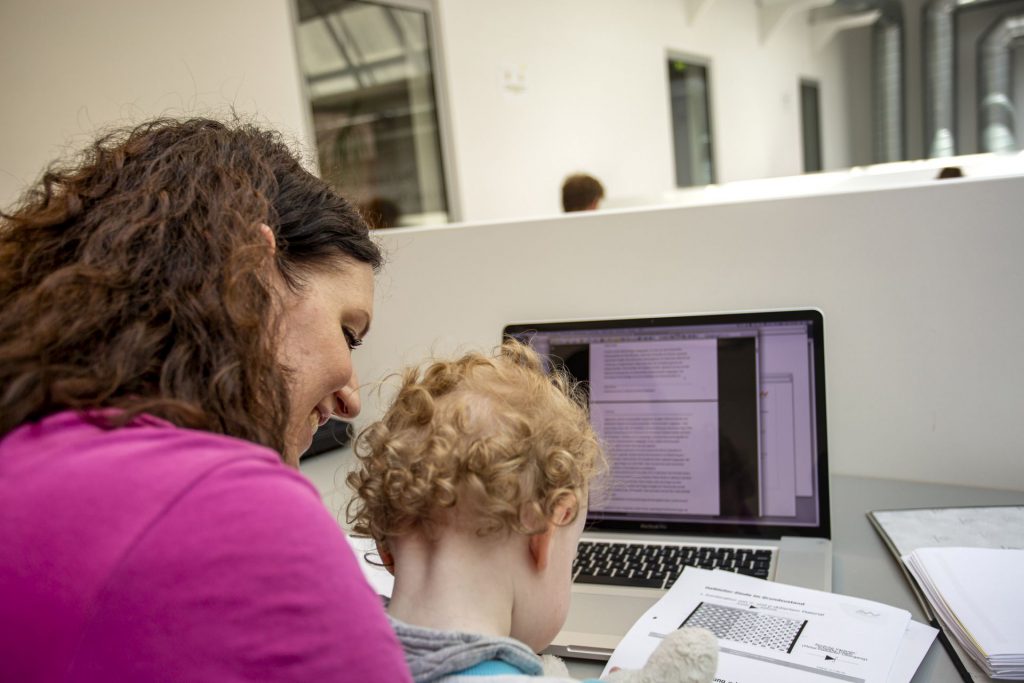 Ein Teilzeitstudium ist für diejenigen eine Alternative, die neben dem Beruf oder Betreuungsaufgaben, wie z.B. der Betreuung von Kindern, studieren möchten. Foto: Neuber/OTH Amberg-Weiden