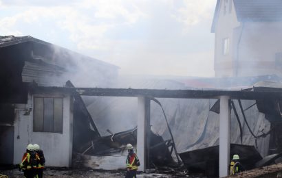Brand einer Gewerbehalle in Auerbach