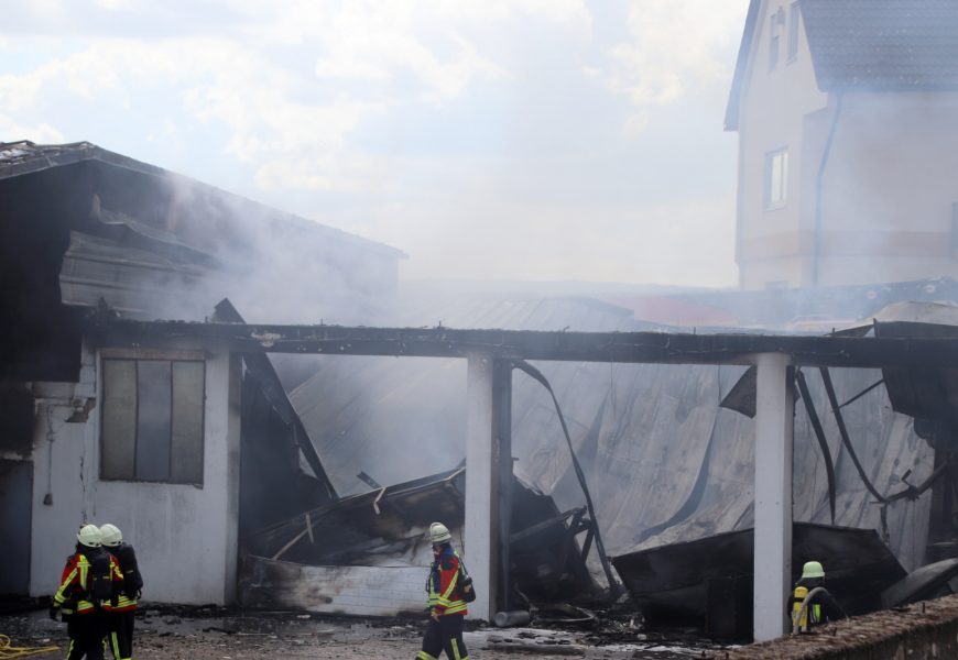 Brand einer Gewerbehalle in Auerbach