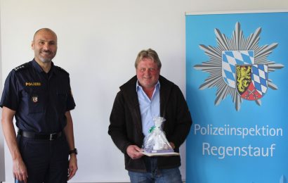 Herrmann Frauenknecht und Rudolf Seidl verlassen die Polizeiinspektion Regenstauf