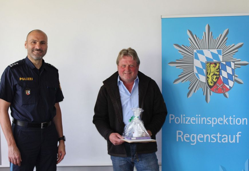 Herrmann Frauenknecht und Rudolf Seidl verlassen die Polizeiinspektion Regenstauf