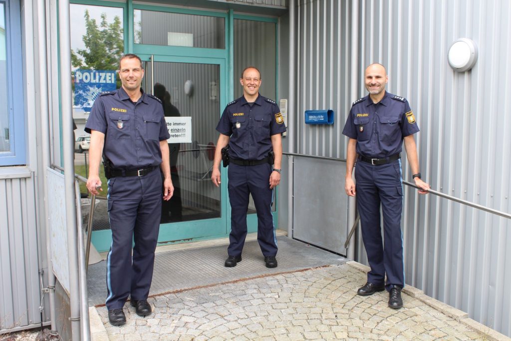 Dienststellenleiter EPHK Ludwig Hastreiter (rechts) begrüßt KHK Martin Kramer (mitte) und verabschiedet PHK Albert Brück (links)  Foto: PI Regenstauf