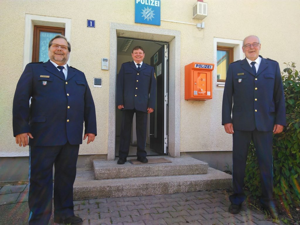 v.l.n.r: EPHK Manfred Weiß (Leiter der PI Auerbach) begrüßt PHK Karl-Heinz Schöpf als neuen Leiter der Polizeistation Vilseck und verabschiedet PHK Arno Schäffler in den Ruhestand.  Foto: PI Auerbach