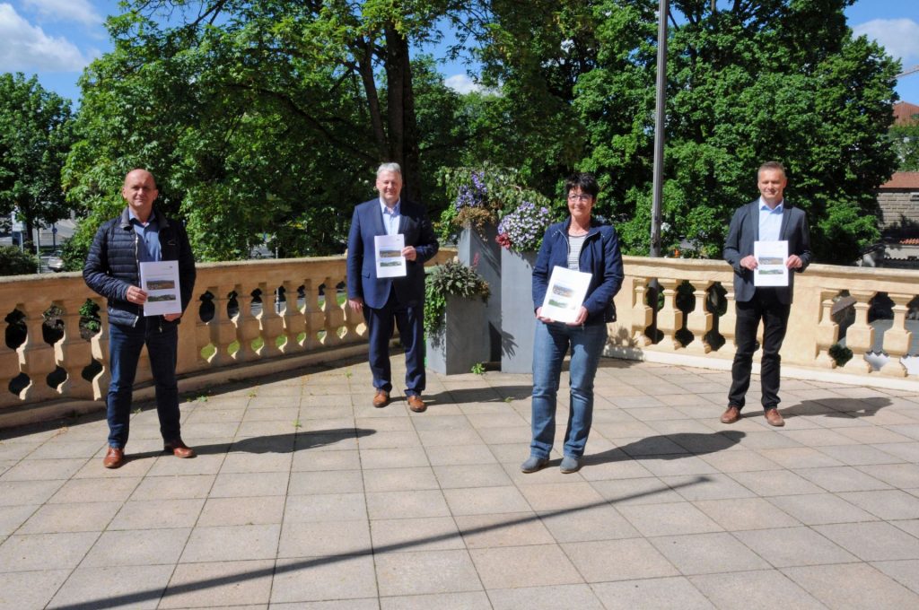 Bernhard Lederer, Irmgard Dietl und Eckhard Pfab (v.li.) haben den neuen Grundstücksmarktbericht für den Landkreis Amberg-Sulzbach auf 27 Seiten zusammengefasst. Nun konnten sie das gebundene Werk an Landrat Richard Reisinger (2.v.li.) übergeben Foto: Christine Hollederer