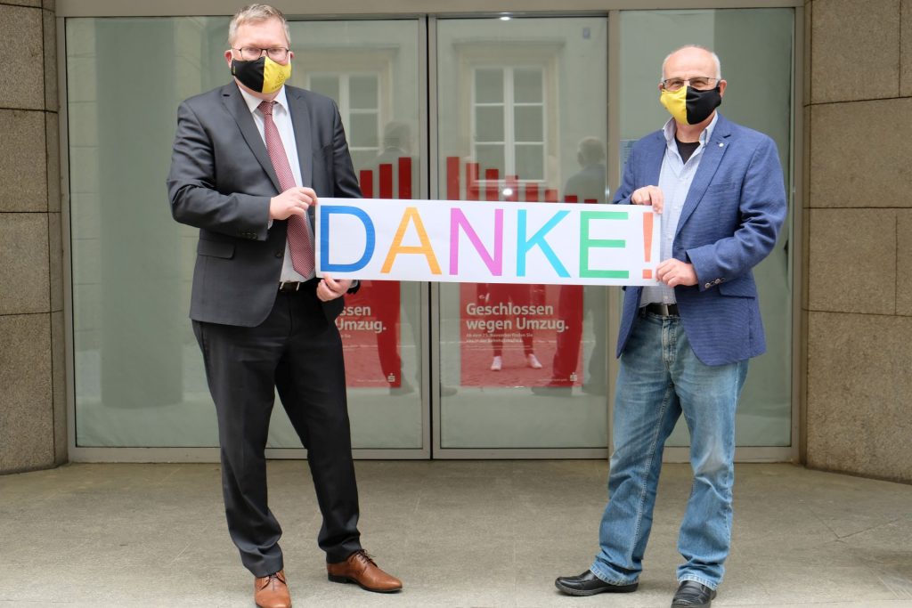 Oberbürgermeister Michael Cerny (links) und der Leiter der Zentralen Dienste Josef Singer sagen allen, die sich an der Maskennähaktion der Stadt Amberg beteiligt haben, DANKE! Foto: Susanne Schwab, Stadt Amberg