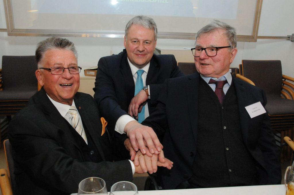 Beim Neujahrsempfang des Landkreises Amberg-Sulzbach im Januar dieses Jahres reifte bei Amtsinhaber Richard Reisinger (Mitte) die Idee, seine Vorgänger Armin Nentwig (li) und Dr. Hans Wagner (re.) mit dem Ehrentitel „Altlandrat“ auszuzeichnen. Foto: Christine Hollederer (Archiv 2020)