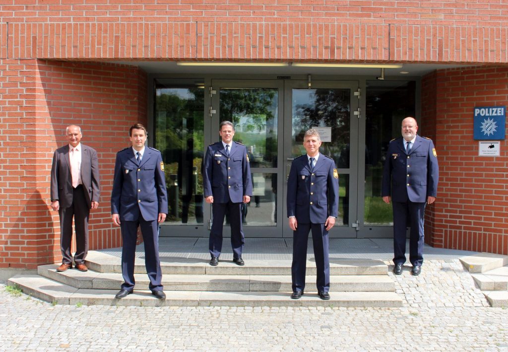 v.l.n.r.: Personalrat EKHK Franz Eichenseher, bisheriger stellv. Leiter PHK Andreas Weidauer, Dienststellenleiter PD Thomas Lachner, neuer stellv. Leiter EPHK Günter Grießhammer, Polizeipräsident Norbert Zink     (Foto: PI Amberg)