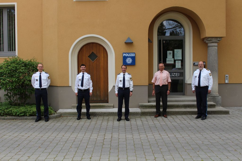 v.l.n.r.: stellv. Dienststellenleiter PHK Rainer Hirschmann, bisheriger Leiter PHK Thomas Schmidt, neuer Dienststellenleiter EPHK Heiko Sedelmaier, Personalrat EKHK Franz Eichenseher, Polizeipräsident Norbert Zink     (Foto: PI Burglengenfeld)