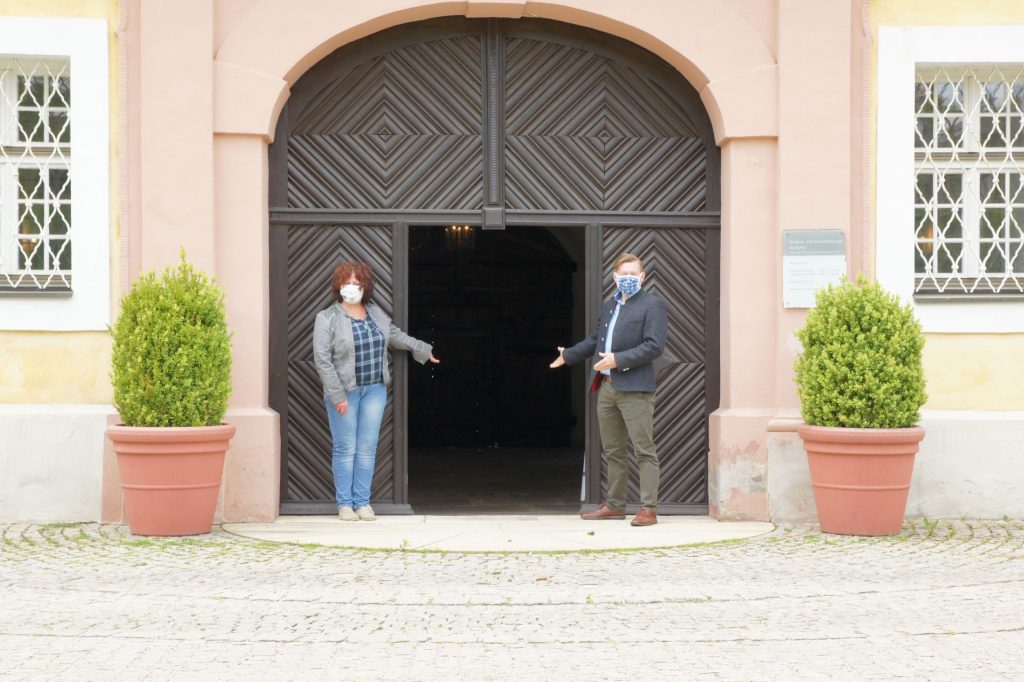 Mitarbeiterin Erika Hassler und Museumsleiter Dr. Martin Schreiner (v.li.) stehen bereit und warten nach dem Re-Start auf die ersten Besucher des Bergbau- und Industriemuseums Ostbayern. Foto: Dr. Martin Schreiner