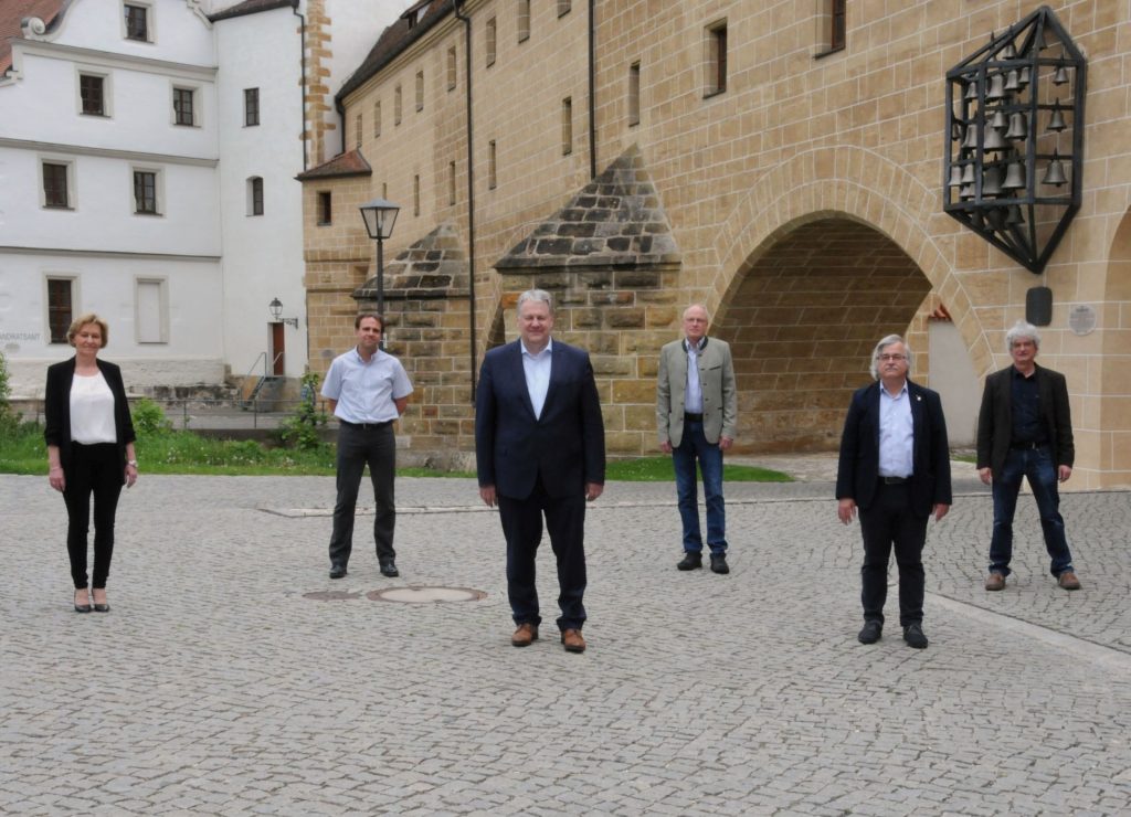 Landrat Richard Reisinger (3.v.li.) bedankt sich bei den Schwerpunkt- und Heimärzten im Landkreis. V.li.: Dr. Gertraud Weigert, Dr. Alexander Seidl (beide Gemeinschaftspraxis Dr. Althammer und Kollegen), Dr. Ulrich Jung, Versorgungsarzt Dr. Michael Scherer, Heimarzt Dr. Karl Schellenberger. Foto: Christine Hollederer