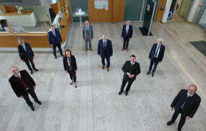 Landrätin Tanja Schweiger war Gastgeberin der konstituierenden Sitzung des Bezirksverbands Oberpfalz des Bayerischen Landkreistages. Sitzung wie Pressefoto waren geprägt von der Corona-Pandemie. Von links: Landrat Franz Löffler (Landkreis Cham), Regierungspräsident Axel Bartelt, Dr. Johann Keller, Geschäftsführendes Präsidialmitglied des Bayer. Landkreistages, Landrätin Tanja Schweiger (Landkreis Regensburg), Landrat Willibald Gailler (Landkreis Neumarkt i.d.OPf.), Landrat und Bezirksverband-Vorsitzender Richard Reisinger (Landkreis Amberg-Sulzbach), Roland Grillmeier (Landrat Tirschenreuth), Landrat Thomas Ebeling (Landkreis Schwandorf), Landrat Wolfgang Lippert (Landkreis Tirschenreuth) und Landrat Andreas Meier (Landkreis Neustadt a.d.Waldnaab). Text und Foto: Hans Fichtl, Landratsamt Regensburg