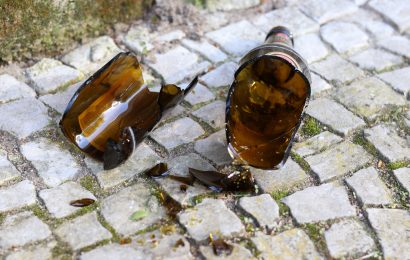 Bierflasche auf den Kopf geschlagen