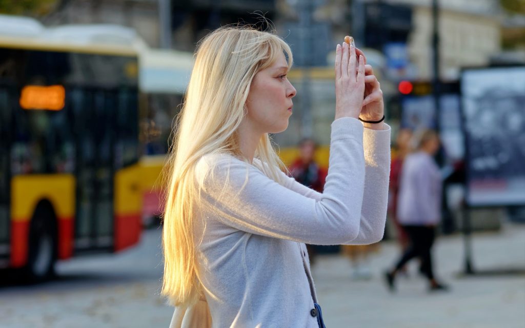 Junge Frau an der Haltestelle